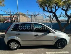 Gris / plata Usado 2004 Ford Fiesta Trend Utilitario | 3100 € (Precio justo)