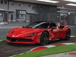 Rojo Usado 2022 Ferrari SF90 Coupe | 649.999 €