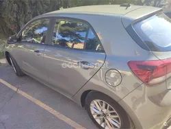 Verde Usado 2022 Kia Rio Berlina | 12.000 € (Precio justo)