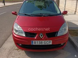 Granate Usado 2008 Renault Scénic II Dynamique Monovolumen | 3300 € (Un poco caro)