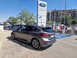 Gris / plata Usado 2024 Ford Focus ST-Line Berlina | 19.850 € (Buen precio)