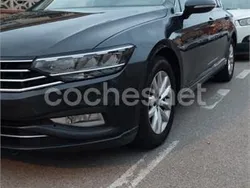 Gris / plata Usado 2021 VW Passat Business Berlina | 20.990 € (Precio justo)