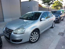 Gris / plata Usado 2009 VW Jetta Advance Berlina | 4990 € (Precio justo)