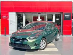 Verde Usado 2024 Kia Ceed Berlina | 22.300 € (Un poco caro)