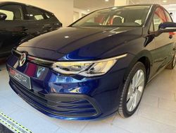 Azul Usado 2021 VW Golf VIII Life Berlina | 22.000 € (Un poco caro)