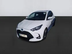 Blanco Usado 2023 Toyota Yaris Hybrid Active Utilitario | 18.600 € (Precio justo)