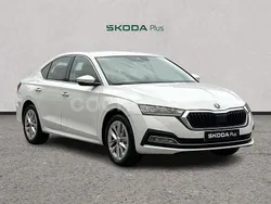Blanco Usado 2024 Skoda Octavia Selection Berlina | 27.990 € (Precio justo)