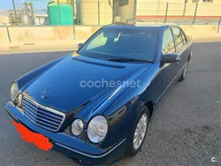 Azul Usado 2000 Mercedes E320 Avantgarde Berlina | 5000 €