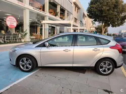 Gris / plata Usado 2013 Ford Focus Trend Berlina | 6000 € (Buen precio)