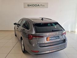 Gris / plateado Usado 2024 Skoda Octavia Selection Familiar | 22.950 € (Precio justo)