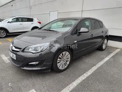 Gris / plata Usado 2014 Opel Astra Selective Berlina | 7800 €
