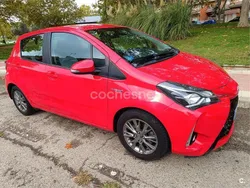 Rojo Usado 2018 Toyota Yaris Hybrid Active Berlina | 10.990 €