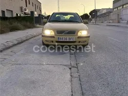Amarillo Usado 2001 Volvo S40 Berlina | 4450 €