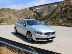 Gris / plata Usado 2015 Volvo S60 Momentum Berlina | 19.000 €