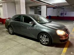 Gris / plata Usado 2007 VW Jetta Advance Berlina | 6600 € (Precio justo)