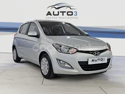 Gris / plata Usado 2013 Hyundai i20 Berlina | 7490 € (Precio justo)