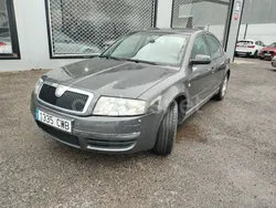 Gris / plata Usado 2004 Skoda Superb Classic Berlina | 3900 €