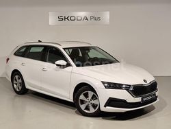 Blanco Usado 2022 Skoda Octavia Ambition Familiar | 20.500 € (Precio justo)