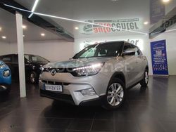 Gris / plata Usado 2016 Ssangyong (KGM) Tivoli Limited SUV | 14.500 €