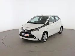 Blanco Usado 2015 Toyota Aygo X-play Utilitario | 9899 € (Precio justo)