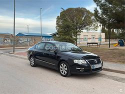 Negro Usado 2006 VW Passat Trendline Berlina | 2400 €