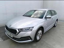 Gris / plata Usado 2024 Skoda Octavia Selection Familiar | 28.500 € (Precio justo)