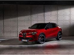 Rojo Nuevo 2025 Alfa Romeo Junior SUV | 33.250 € (Un poco caro)