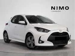 Gris ágata Usado 2024 Toyota Yaris Hybrid Active Utilitario | 22.000 € (Precio justo)
