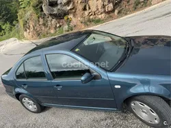 Verde Usado 2002 VW Bora Trendline Berlina | 4800 €