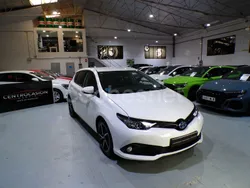 Blanco Usado 2018 Toyota Auris Hybrid Business Edition Berlina | 15.990 € (Precio justo)