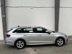 Gris / plata Usado 2021 Skoda Octavia Ambition Familiar | 14.500 € (Buen precio)