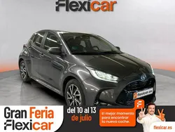 Gris / plata Usado 2022 Toyota Yaris Hybrid Plus Berlina | 21.490 € (Precio justo)
