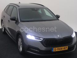 Gris / plata Usado 2023 Skoda Octavia Ambition Familiar | 14.999 € (Buen precio)