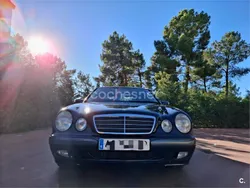 Azul Usado 2002 Mercedes E200 Elegance Berlina | 2000 €