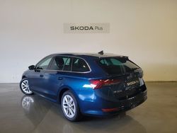 Color azul Usado 2023 Skoda Octavia Ambition Familiar | 25.800 € (Un poco caro)
