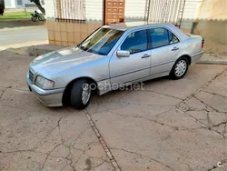 Gris / plata Usado 2000 Mercedes C200 Elegance Berlina | 5000 €
