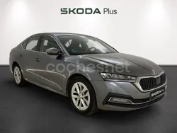 Gris / plateado Usado 2024 Skoda Octavia Selection Berlina | 24.600 € (Buen precio)