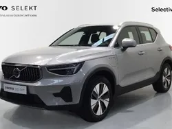 Plateado Usado 2023 Volvo XC40 Core SUV | 39.900 € (Caro)