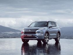 Blanco Nuevo 2025 Mitsubishi Outlander P-HEV SUV | 49.999 € (Un poco caro)