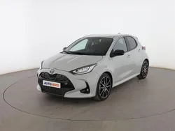 Gris Usado 2023 Toyota Yaris Hybrid Sport Utilitario | 22.799 € (Caro)