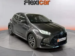 Gris Usado 2022 Toyota Yaris Hybrid Plus Berlina | 18.990 € (Buen precio)
