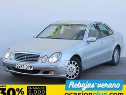 Plateado Usado 2002 Mercedes E240 Berlina | 3990 €