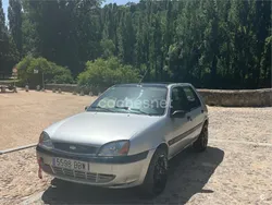 Gris / plata Usado 2000 Ford Fiesta Trend Utilitario | 2200 €