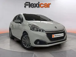 Blanco Usado 2018 Peugeot 208 Allure Utilitario | 10.590 € (Precio justo)