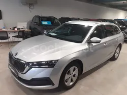 Gris / plata Usado 2022 Skoda Octavia Ambition Familiar | 17.500 € (Precio justo)