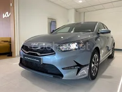 Gris / plata Usado 2024 Kia Ceed Berlina | 18.890 € (Precio justo)
