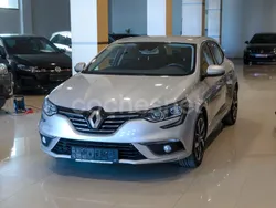 Gris / plata Usado 2018 Renault Mégane IV Bose Edition Berlina | 16.890 € (Un poco caro)