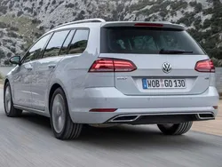 Rojo Usado 2019 VW Golf VII Advance Familiar | 10.300 €