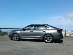 Gris / plata Usado 2022 Skoda Octavia RS Berlina | 30.900 € (Un poco caro)