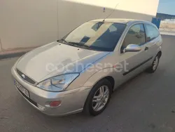 Gris / plata Usado 2000 Ford Focus Trend Berlina | 1500 € (Buen precio)